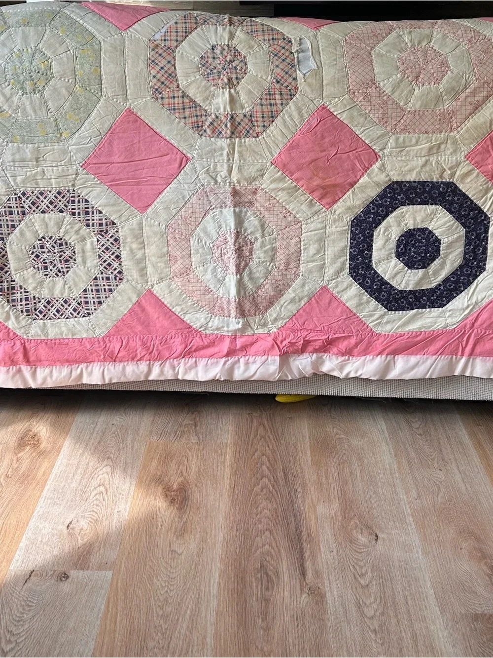 Vintage Handmade Dresden Plate Quilt